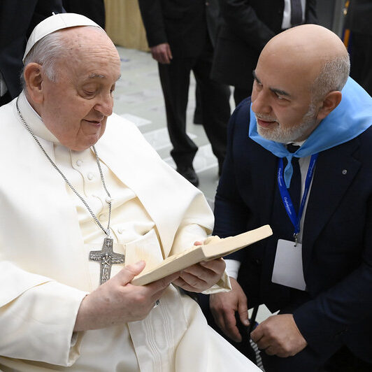 Davide Servadei consegna a Papa Francesco la Madonna del Fango Roma 10 febbraio Confartigianato